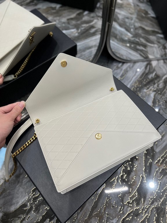 [In stock in seconds]     quilted pattern envelope bag, using Italian lambskin, full leather inside and outside, with fine handmade carefully, exclusive customized metal Y family logo highlights the individuality of the 