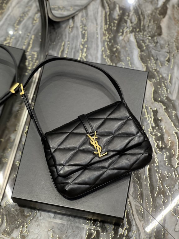 [In stock in seconds]LE 57 series quilted underarm bag, these days no underarm bag are embarrassed to say they are a hipster, right The whole bag is quilted with diamond pattern, the front metal logo logo decoration adds