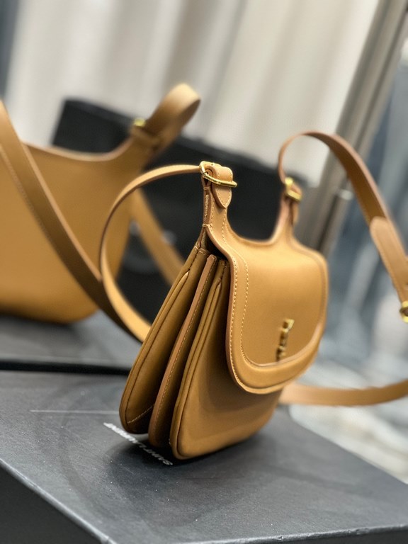 [In stock in seconds]CHARLIE shoulder bag, the saddle bag shape is superb, lightweight friendly and practical, with an organza interior, clean lines and masculine style can be a great choice for daily dress!Model 686742S