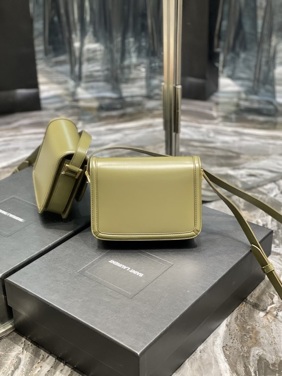 ]Olive Green Gold Buckle_19cmMust fire models, not yet listed on the attack on the entire fashion circle, nostalgic left bank, inspired by the Paris left bank street name Rue De Solferino for the name! The bag is made of