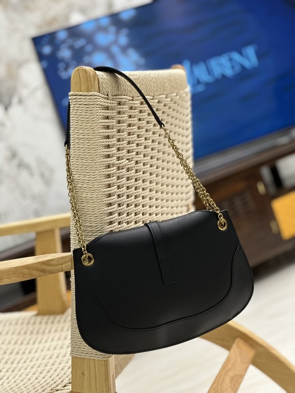 LE Collection_New Underarm Bag, the smooth curved design gives this shoulder bag a sophisticated and modern appeal. Imported Italian cowhide leather technology makes the whole bag look full of texture  Exquisite and styl