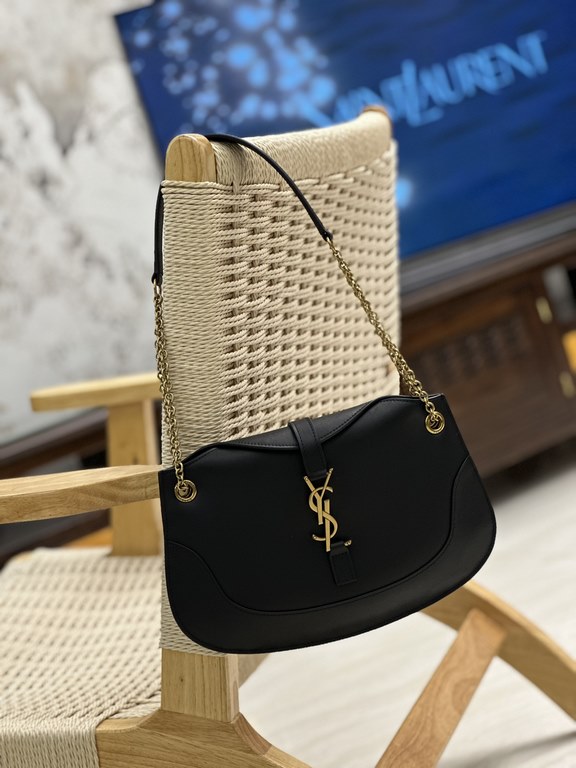 LE Collection_New Underarm Bag, the smooth curved design gives this shoulder bag a sophisticated and modern appeal. Imported Italian cowhide leather technology makes the whole bag look full of texture  Exquisite and styl