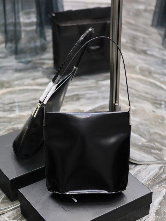 SUZANNE_Armpit BagConcise and smooth lines, glossy cowhide texture pull full, minimalist aesthetics to be an elegant interpretation, loved by fashion bloggers. Minimalist design with versatile and practical features, whe