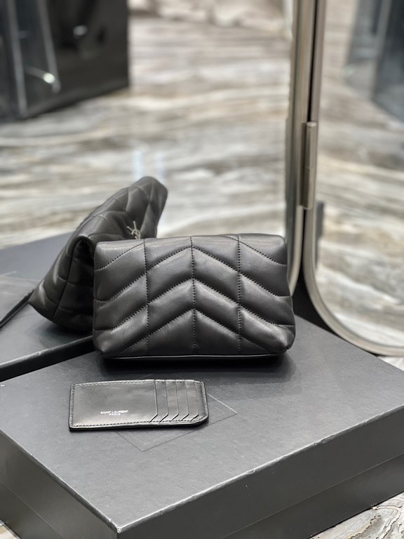 [In stock in secondsBlack with silver buckle-Loulou puffer_ small size clutch bag is here! The whole bag is made of soft Italian lambskin, with Y's diagonal stripe quilting process, has a soft texture of the front flap p