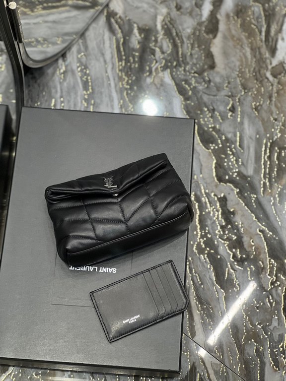 [In stock in secondsBlack with silver buckle-Loulou puffer_ small size clutch bag is here! The whole bag is made of soft Italian lambskin, with Y's diagonal stripe quilting process, has a soft texture of the front flap p