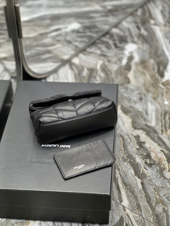 [In stock in secondsBlack with silver buckle-Loulou puffer_ small size clutch bag is here! The whole bag is made of soft Italian lambskin, with Y's diagonal stripe quilting process, has a soft texture of the front flap p