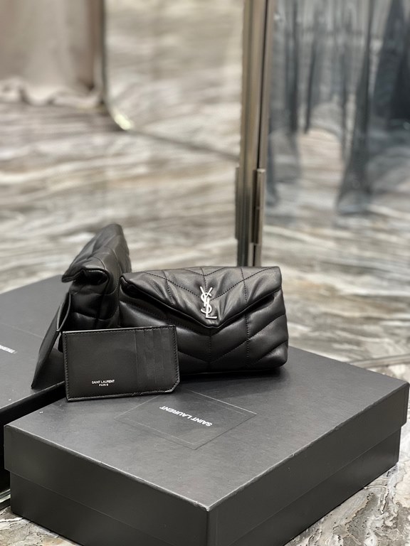 [In stock in secondsBlack with silver buckle-Loulou puffer_ small size clutch bag is here! The whole bag is made of soft Italian lambskin, with Y's diagonal stripe quilting process, has a soft texture of the front flap p