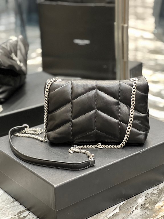 [In stock in seconds]Black with silver buckle-               The whole bag is made of soft Italian lambskin with Y's diagonal stripe quilting craftsmanship, featuring a softly textured front flap pocket with a detachable