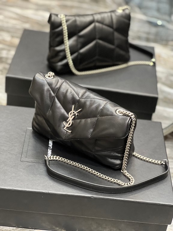 [In stock in seconds]Black with silver buckle-               The whole bag is made of soft Italian lambskin with Y's diagonal stripe quilting craftsmanship, featuring a softly textured front flap pocket with a detachable