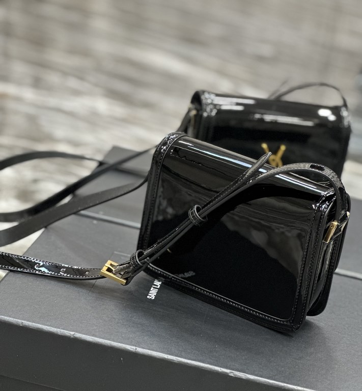 ]Black gold buckle patent leather_19cmMust fire models, not yet listed on the attack on the entire fashion circle, nostalgic left bank, inspired by the Paris left bank street name Rue De Solferino for the name! The bag i