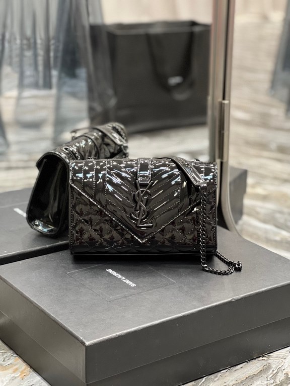 [In-stock in seconds]#Envelope #Black patent leather with black buckleSmall Quilted Leather Envelope BagClassic is timeless, the beauty of the V grain quilted diamond pattern, very wear-resistant, Italian cowhide leather