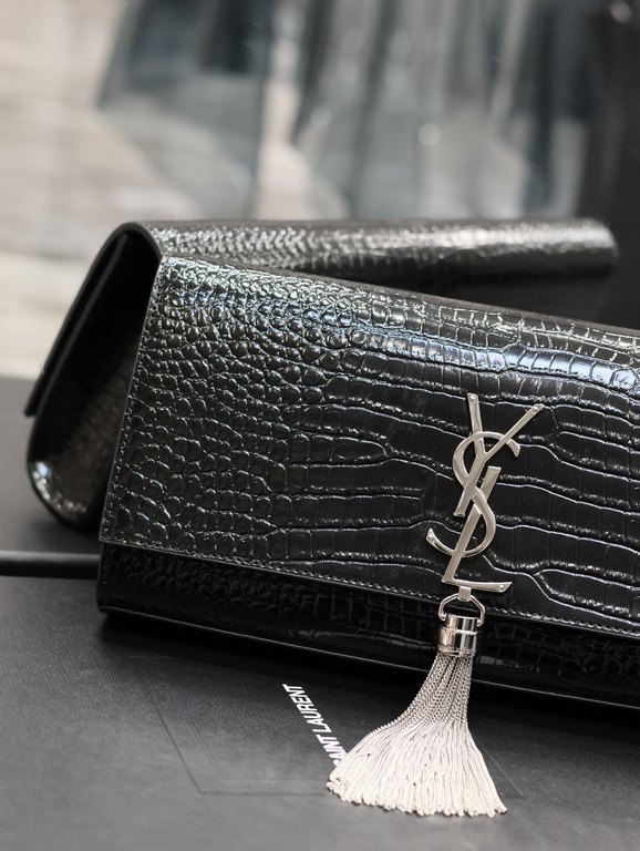 Classic Kate_ClutchBlack crocodile print silver buckle with tasselClassic flap clutch    very representative of the metal logo logo, imported Italian crocodile grain cowhide, simple metal decorations, the overall low-key