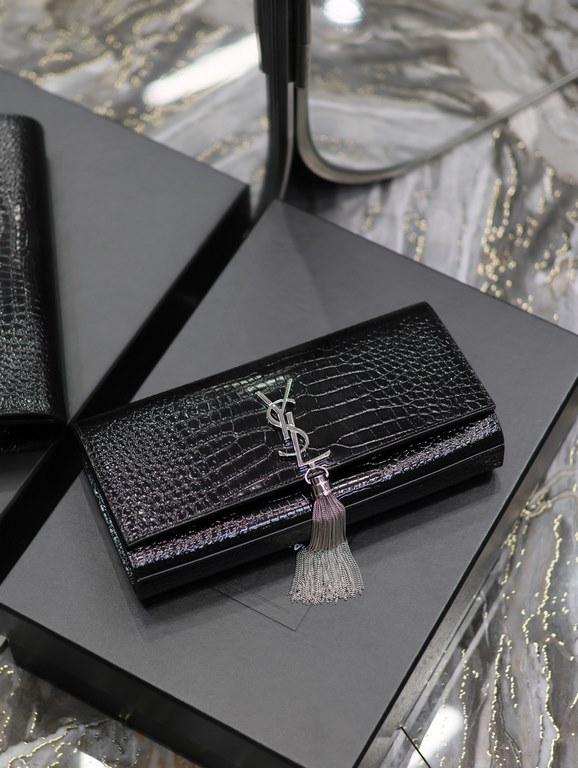 Classic Kate_ClutchBlack crocodile print silver buckle with tasselClassic flap clutch    very representative of the metal logo logo, imported Italian crocodile grain cowhide, simple metal decorations, the overall low-key