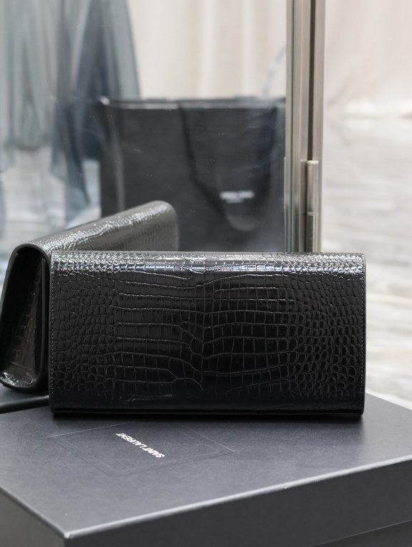 Classic Kate_ClutchBlack crocodile print silver buckle with tasselClassic flap clutch    very representative of the metal logo logo, imported Italian crocodile grain cowhide, simple metal decorations, the overall low-key