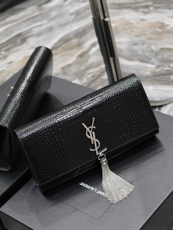 Classic Kate_ClutchBlack crocodile print silver buckle with tasselClassic flap clutch    very representative of the metal logo logo, imported Italian crocodile grain cowhide, simple metal decorations, the overall low-key