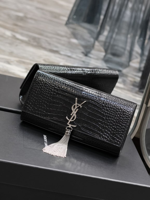 Classic Kate_ClutchBlack crocodile print silver buckle with tasselClassic flap clutch    very representative of the metal logo logo, imported Italian crocodile grain cowhide, simple metal decorations, the overall low-key