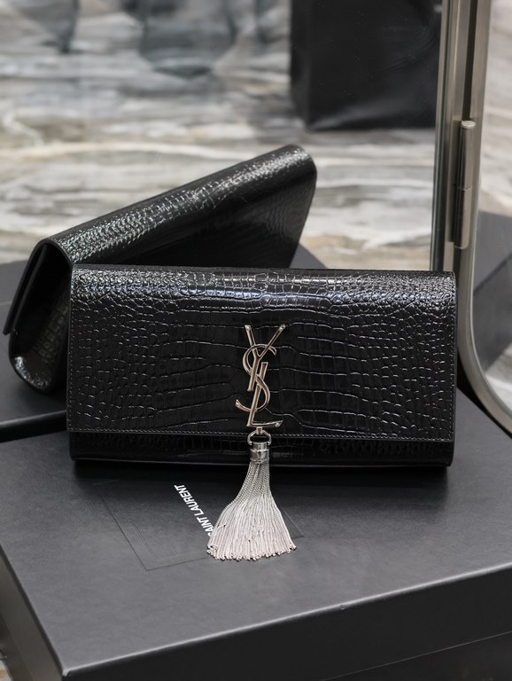 Classic Kate_ClutchBlack crocodile print silver buckle with tasselClassic flap clutch    very representative of the metal logo logo, imported Italian crocodile grain cowhide, simple metal decorations, the overall low-key