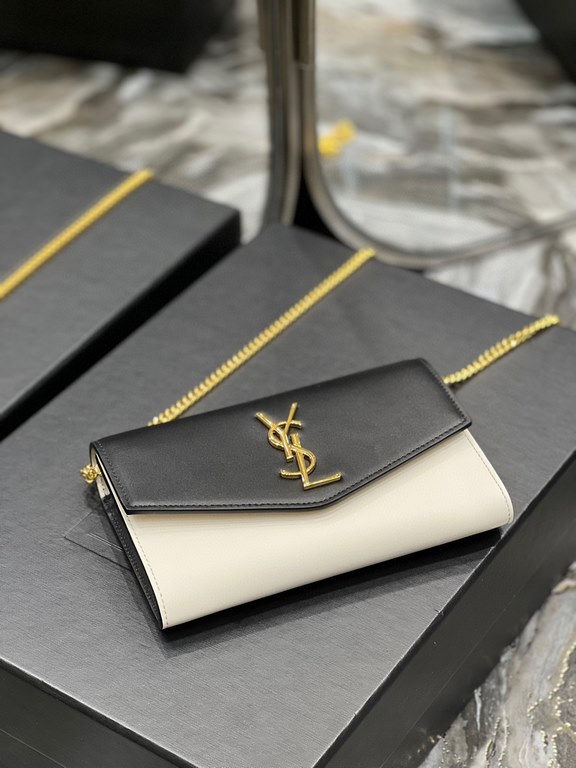 [In Stock Seconds      _ Mini Envelope BagThe most classic iconic metal logo with a detachable chain shoulder strap that doubles directly as a clutch! This model also comes with a small card case that can hold 45 cards n