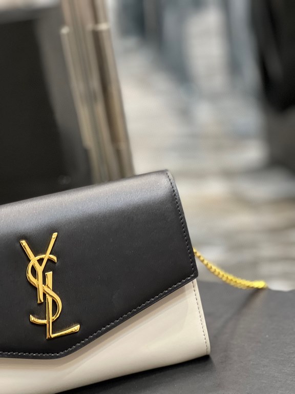 [In Stock Seconds      _ Mini Envelope BagThe most classic iconic metal logo with a detachable chain shoulder strap that doubles directly as a clutch! This model also comes with a small card case that can hold 45 cards n