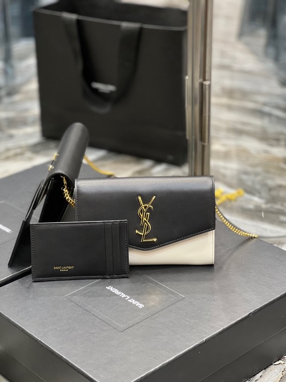 [In Stock Seconds      _ Mini Envelope BagThe most classic iconic metal logo with a detachable chain shoulder strap that doubles directly as a clutch! This model also comes with a small card case that can hold 45 cards n