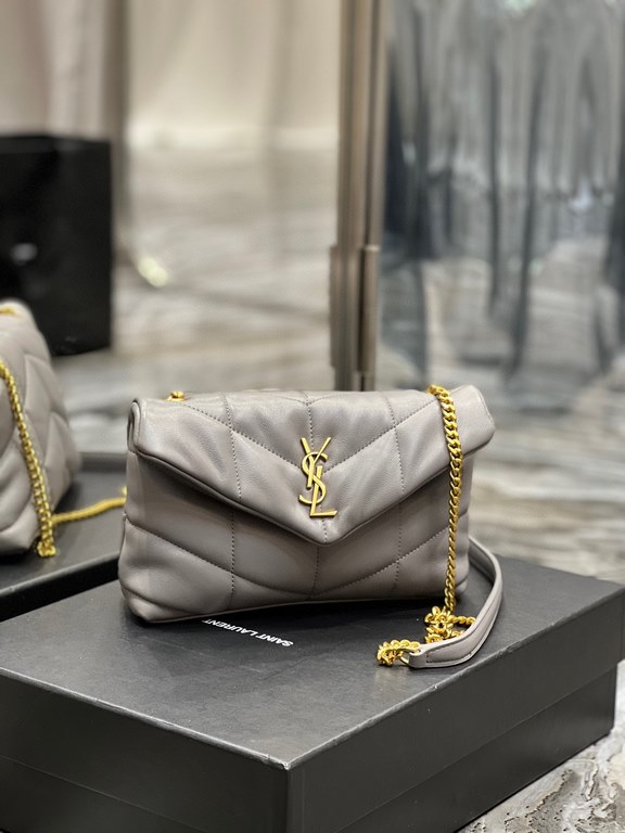 [In stock in secondsGray with Gold Buckle-              The whole bag is made of soft Italian lambskin with Y's diagonal stripe quilting craftsmanship, featuring a softly textured front flap pocket with a detachable shou