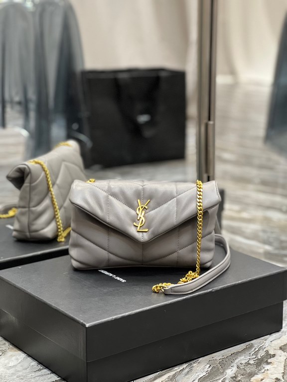 [In stock in secondsGray with Gold Buckle-              The whole bag is made of soft Italian lambskin with Y's diagonal stripe quilting craftsmanship, featuring a softly textured front flap pocket with a detachable shou