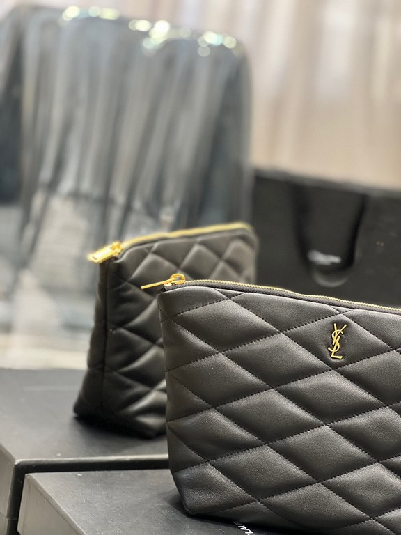 [In stock in seconds]SADE series quilted clutch bag, these days there is no clutch bag are embarrassed to say they are a hipster, right Although there is no shoulder strap, but it can not top its large space and pick up 