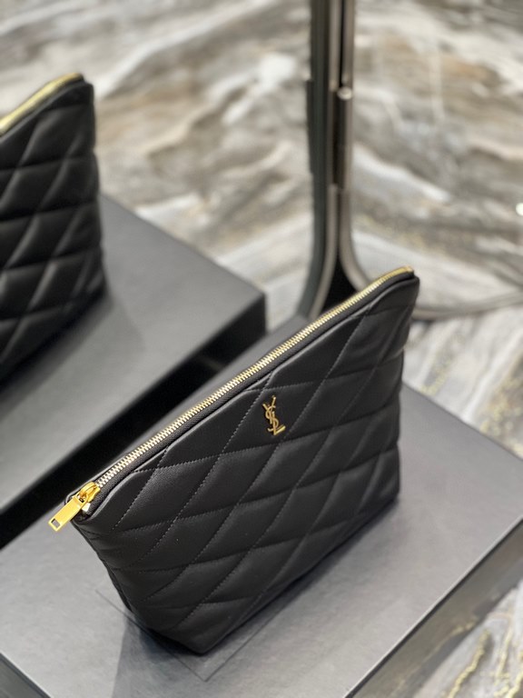 [In stock in seconds]SADE series quilted clutch bag, these days there is no clutch bag are embarrassed to say they are a hipster, right Although there is no shoulder strap, but it can not top its large space and pick up 