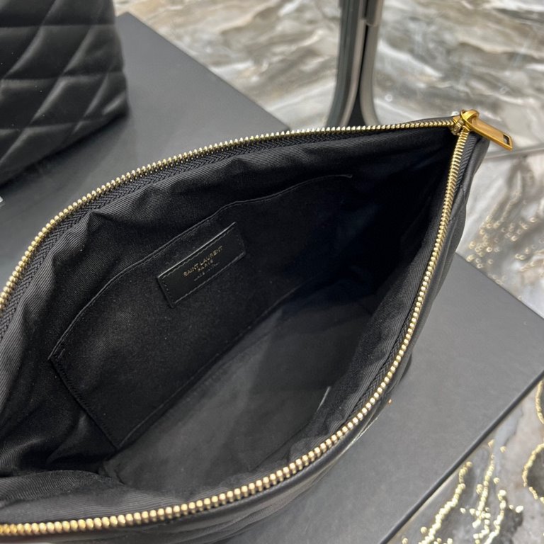 [In stock in seconds]SADE series quilted clutch bag, these days there is no clutch bag are embarrassed to say they are a hipster, right Although there is no shoulder strap, but it can not top its large space and pick up 