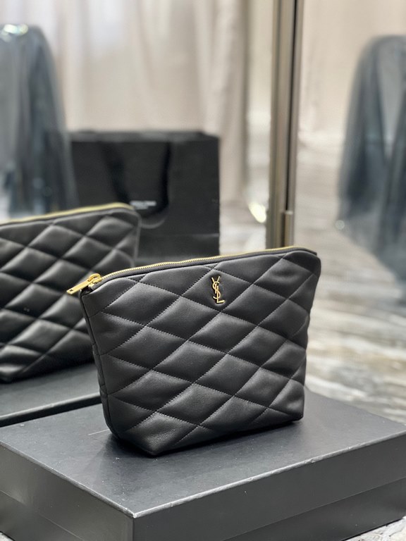 [In stock in seconds]SADE series quilted clutch bag, these days there is no clutch bag are embarrassed to say they are a hipster, right Although there is no shoulder strap, but it can not top its large space and pick up 