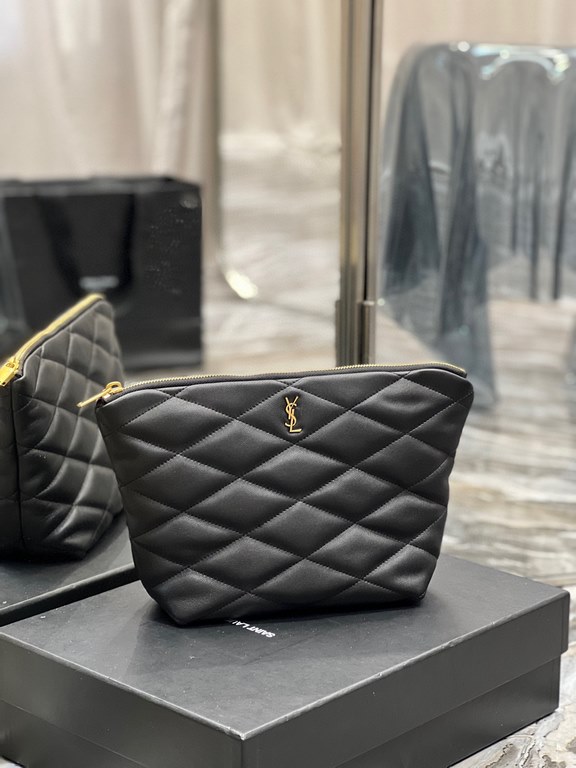 [In stock in seconds]SADE series quilted clutch bag, these days there is no clutch bag are embarrassed to say they are a hipster, right Although there is no shoulder strap, but it can not top its large space and pick up 