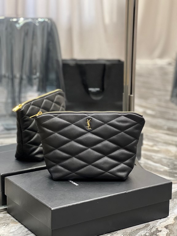 [In stock in seconds]SADE series quilted clutch bag, these days there is no clutch bag are embarrassed to say they are a hipster, right Although there is no shoulder strap, but it can not top its large space and pick up 