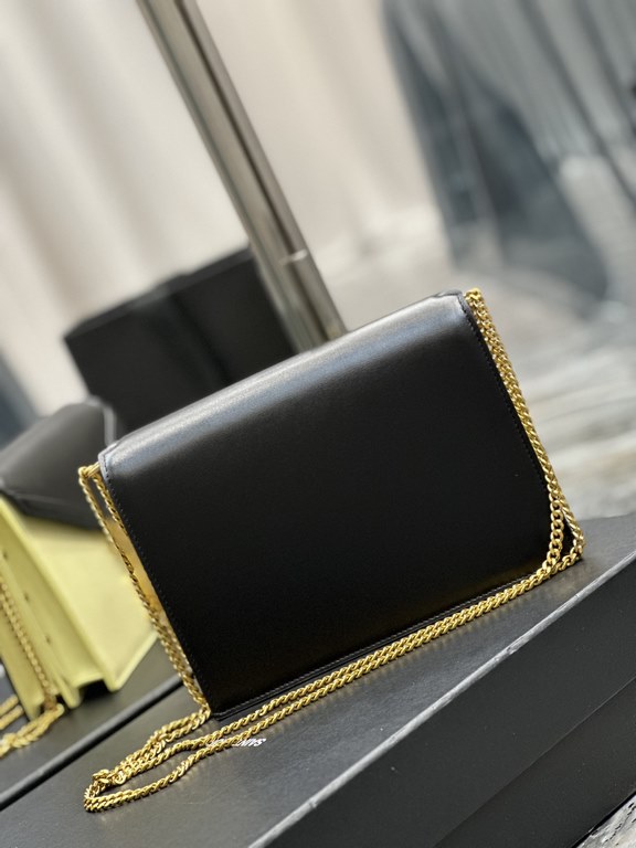 NEW】Black with Rice Gold Buckle _CASSANDRAThe latest counter synchronization models CASSANDRA! Made of imported Italian cowhide, excellent touch, always show taste! Side with nail decoration, double compartments inside, 