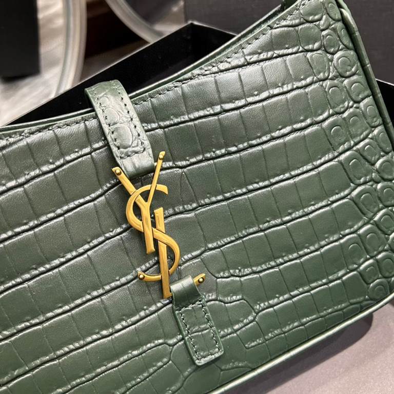 [In stock in seconds][Original Leather] Dark Green Crocodile _2021 spring and summer new underarm bag Le5A7 BagStrongly recommend   one of the treasure bags this year! Minimalist shape   metal logo Buckle closure design 