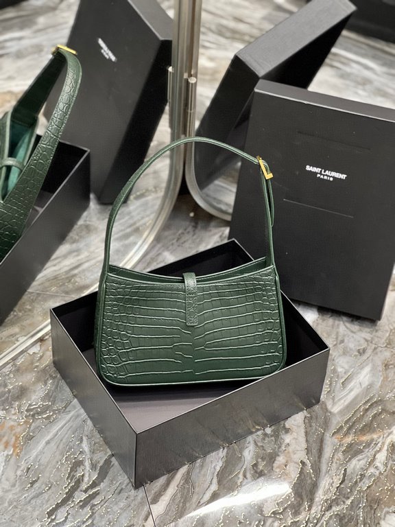 [In stock in seconds][Original Leather] Dark Green Crocodile _2021 spring and summer new underarm bag Le5A7 BagStrongly recommend   one of the treasure bags this year! Minimalist shape   metal logo Buckle closure design 