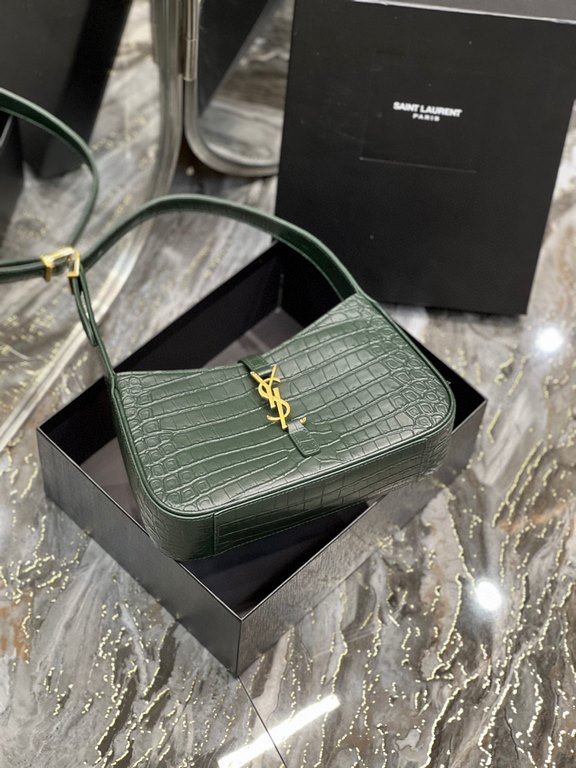 [In stock in seconds][Original Leather] Dark Green Crocodile _2021 spring and summer new underarm bag Le5A7 BagStrongly recommend   one of the treasure bags this year! Minimalist shape   metal logo Buckle closure design 