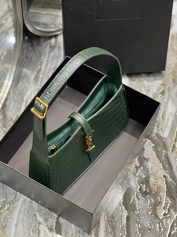 [In stock in seconds][Original Leather] Dark Green Crocodile _2021 spring and summer new underarm bag Le5A7 BagStrongly recommend   one of the treasure bags this year! Minimalist shape   metal logo Buckle closure design 