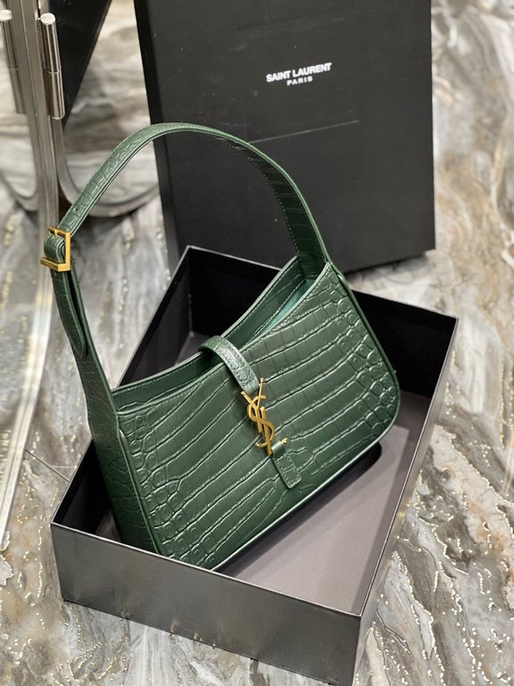 [In stock in seconds][Original Leather] Dark Green Crocodile _2021 spring and summer new underarm bag Le5A7 BagStrongly recommend   one of the treasure bags this year! Minimalist shape   metal logo Buckle closure design 