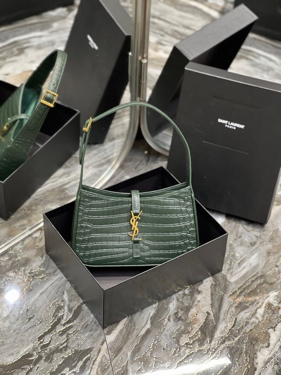 [In stock in seconds][Original Leather] Dark Green Crocodile _2021 spring and summer new underarm bag Le5A7 BagStrongly recommend   one of the treasure bags this year! Minimalist shape   metal logo Buckle closure design 