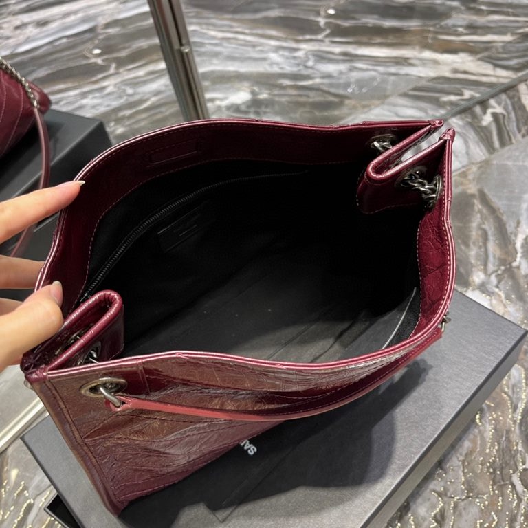 [In stock in seconds]                  _Imported Italian scrunch oil wax cowhide, hardware is full cowhide wrapped, very exquisite craftsmanship! The middle of the bag has a magnetic suction buckle, to protect the safety