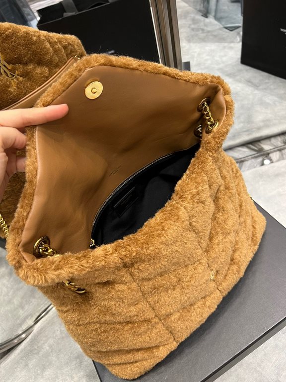 [In stock in seconds]Fall and winter wool models out la   ♀Opened Loulou puffer launched wool with leather series   ♀The designer still expresses the bag shape as gentle and elastic, expressing more warm and pleasant emo