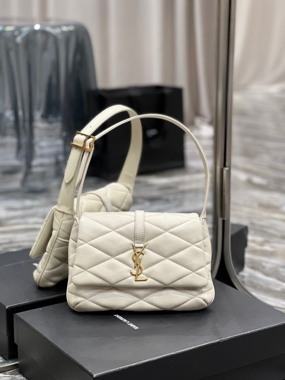 [In stock in seconds]LE 57 series quilted underarm bag, these days no underarm bag are embarrassed to say they are a hipster, right The whole bag is quilted with diamond pattern, the front metal logo logo decoration adds