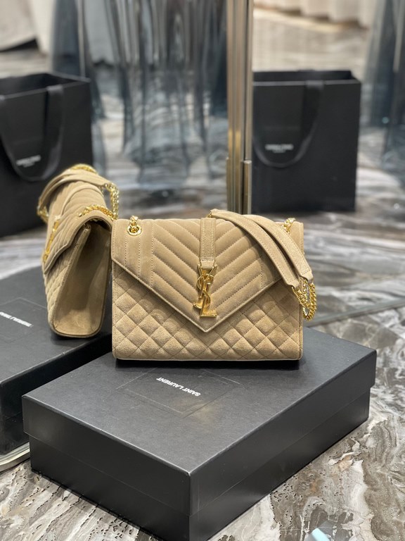 [In-stock seconds]        _ Frosted SeriesMedium envelope bag, the latest models of V grain spelling diamond lattice caviar, Italy imported frosted cowhide, a very atmospheric one , with gold      hardware is very classi