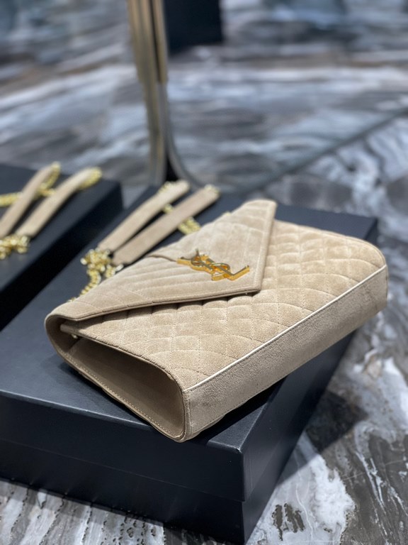 [In-stock seconds]        _ Frosted SeriesMedium envelope bag, the latest models of V grain spelling diamond lattice caviar, Italy imported frosted cowhide, a very atmospheric one , with gold      hardware is very classi