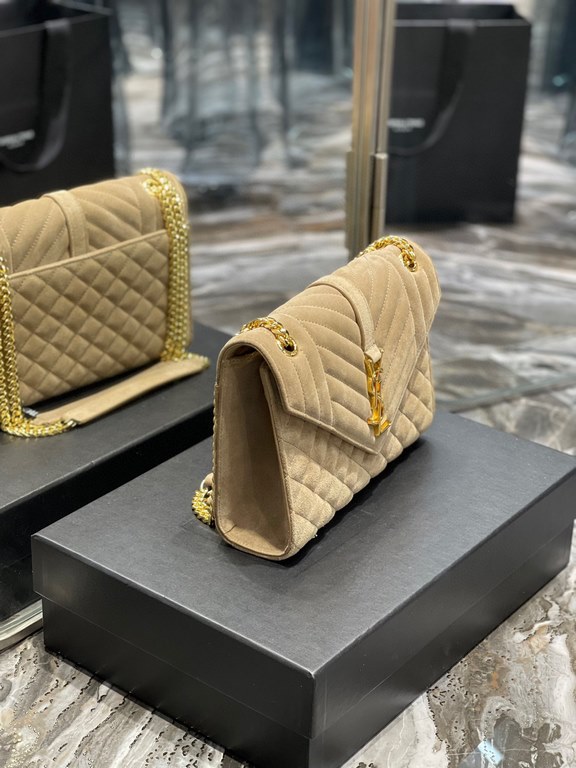 [In-stock seconds]        _ Frosted SeriesMedium envelope bag, the latest models of V grain spelling diamond lattice caviar, Italy imported frosted cowhide, a very atmospheric one , with gold      hardware is very classi