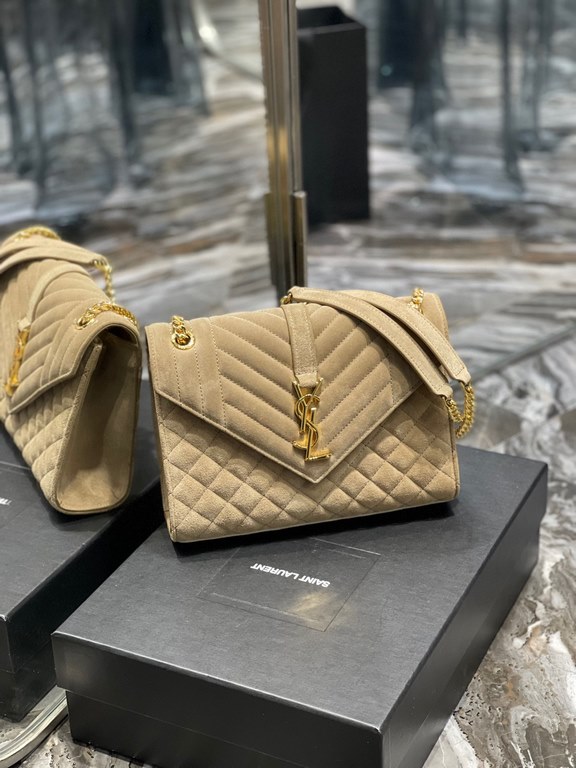 [In-stock seconds]        _ Frosted SeriesMedium envelope bag, the latest models of V grain spelling diamond lattice caviar, Italy imported frosted cowhide, a very atmospheric one , with gold      hardware is very classi