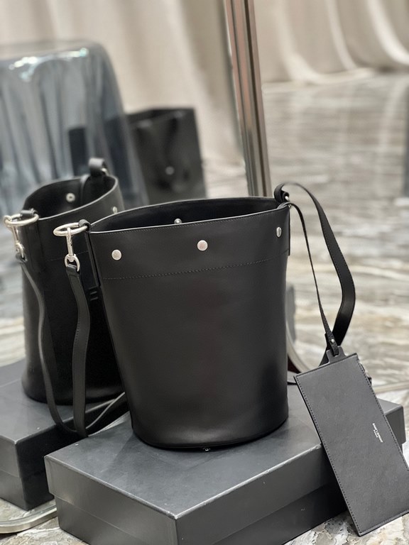 [In stock in seconds][            ]Counter the latest RIVE GAUCHE French cowhide bucket bag, simple atmospheric modeling is definitely a street shoot explosion, Rose is also using Oh! The body of the bag is made of impor