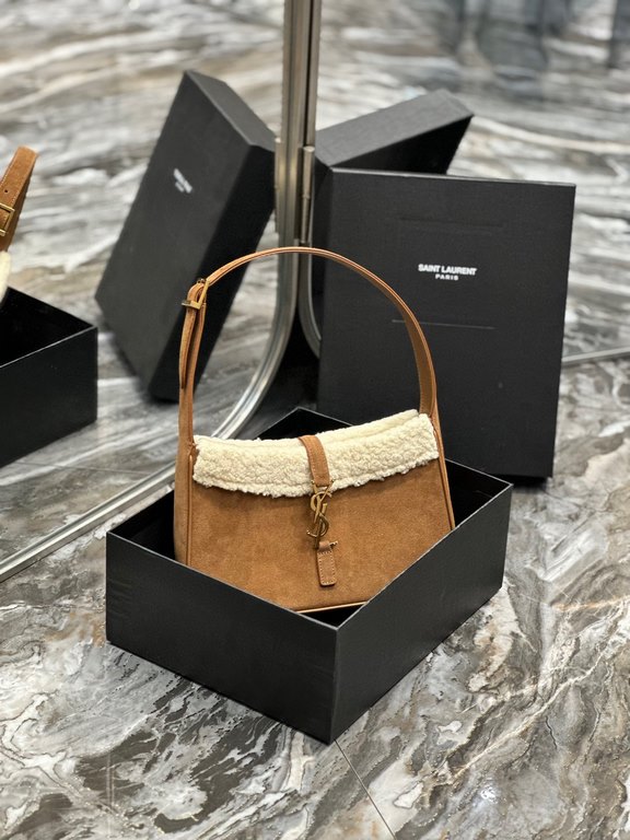 [In stock in seconds][Original Leather] Caramel color with lamb's wool gold buckle _2022 fall and winter new underarm bag Le5A7 BagStrongly recommend   one of the treasure bags this year! Minimalist shape   metal logo Bu