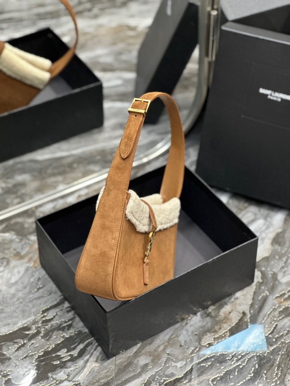 [In stock in seconds][Original Leather] Caramel color with lamb's wool gold buckle _2022 fall and winter new underarm bag Le5A7 BagStrongly recommend   one of the treasure bags this year! Minimalist shape   metal logo Bu