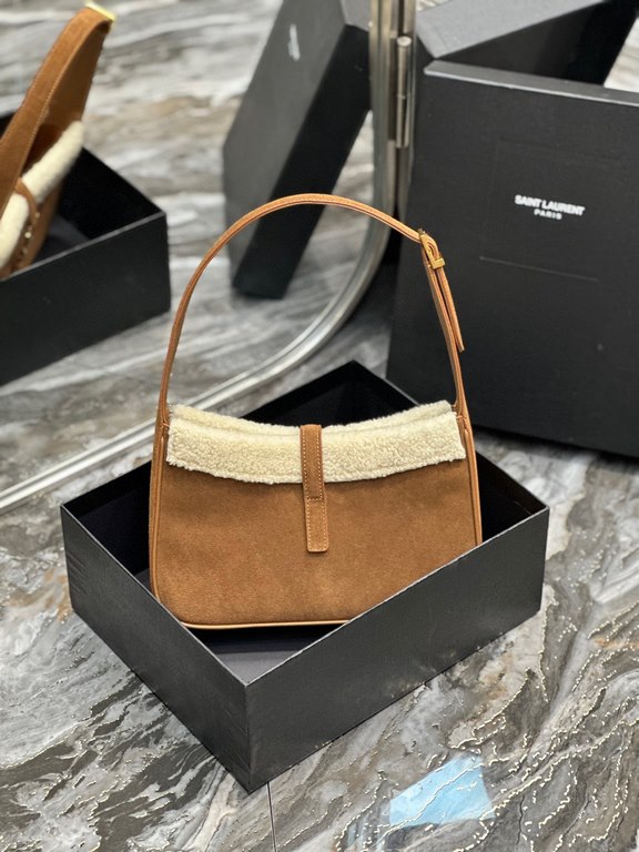 [In stock in seconds][Original Leather] Caramel color with lamb's wool gold buckle _2022 fall and winter new underarm bag Le5A7 BagStrongly recommend   one of the treasure bags this year! Minimalist shape   metal logo Bu